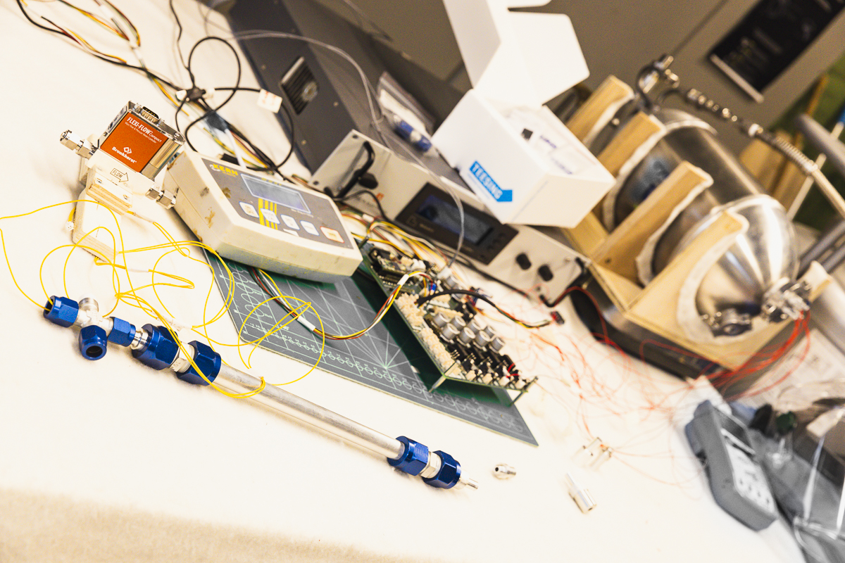 Foto: de warmtewisselaar en elektronische regeleenheid die van vloeibare waterstof weer gasvormig waterstof maken voor de fuel cell.