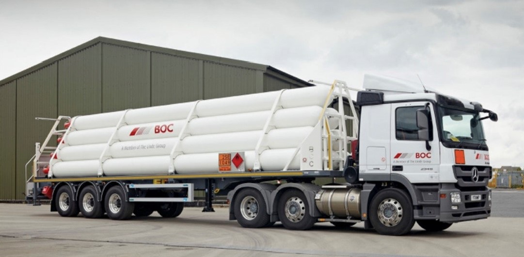 Foto: tubetrailer voor bevoorrading van waterstof. Soms blijft de tubetrailer op locatie en wordt direct vanuit de tubetrailer getankt. Dit gebeurt vooral op tijdelijke lokaties zoals bouwplaatsen.