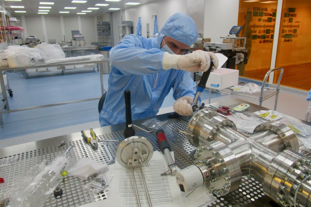 Assemblage in het deel van onze cleanroom met de hoogste reinheid.